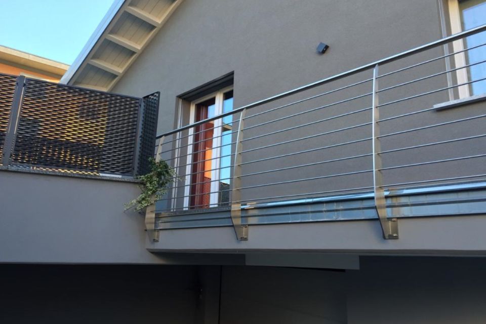 Balcone con ringhiera tubolare