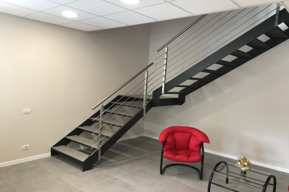 Scala e poltrona rossa