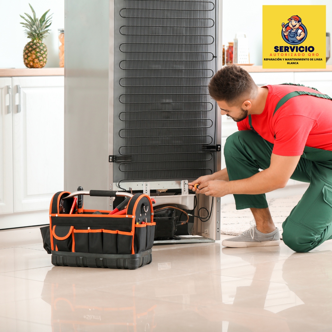 Un hombre está trabajando en un refrigerador en una cocina.