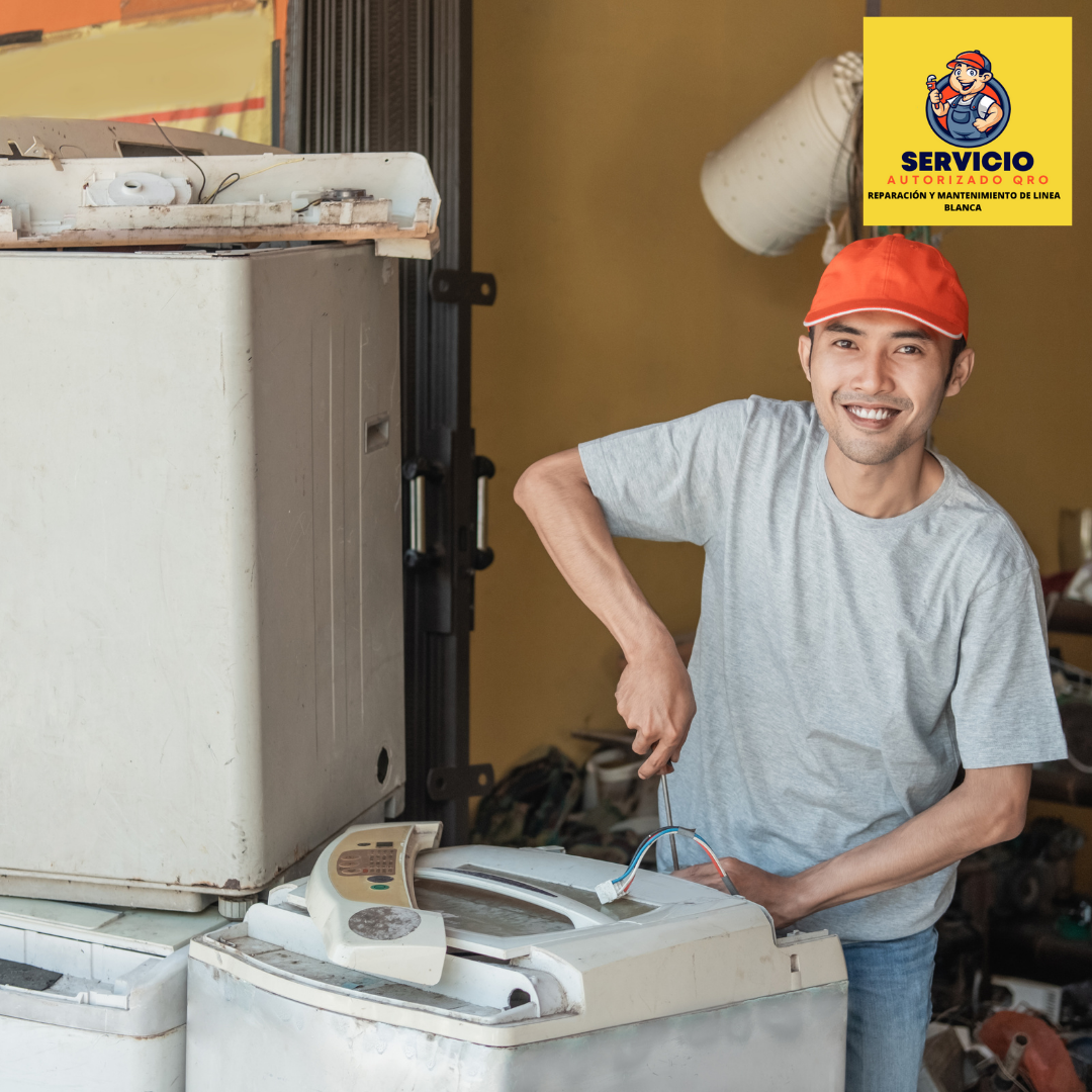 Un hombre que lleva un sombrero naranja está trabajando en una lavadora.