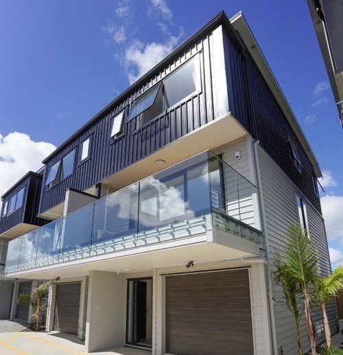 Modern three-story townhouse multi-unit residential development, Kingdale Auckland