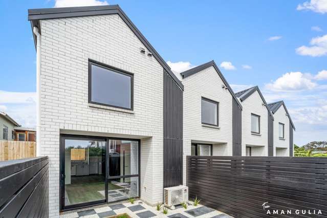 Modern 2 level townhouse in a multi-unit residential development, Mountain View Rd Auckland