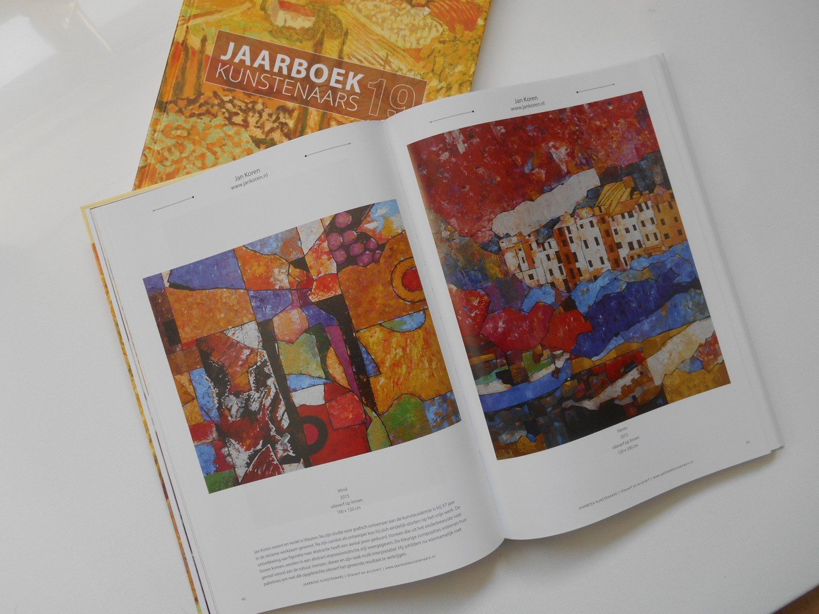 Een boek is opengeslagen op een pagina waarop staat jaarboek