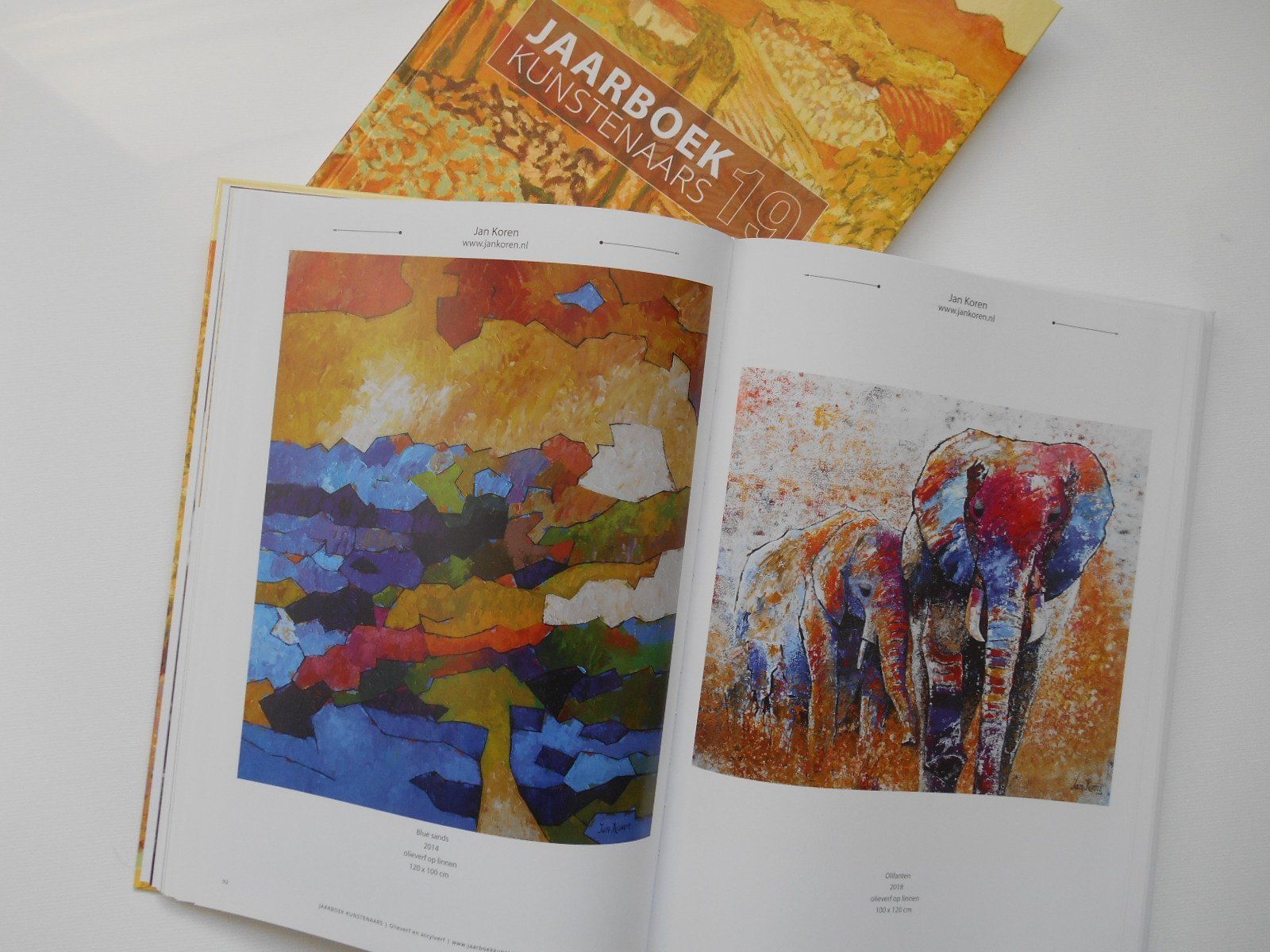 Een boek is opengeslagen op een pagina waarop staat jaarboek