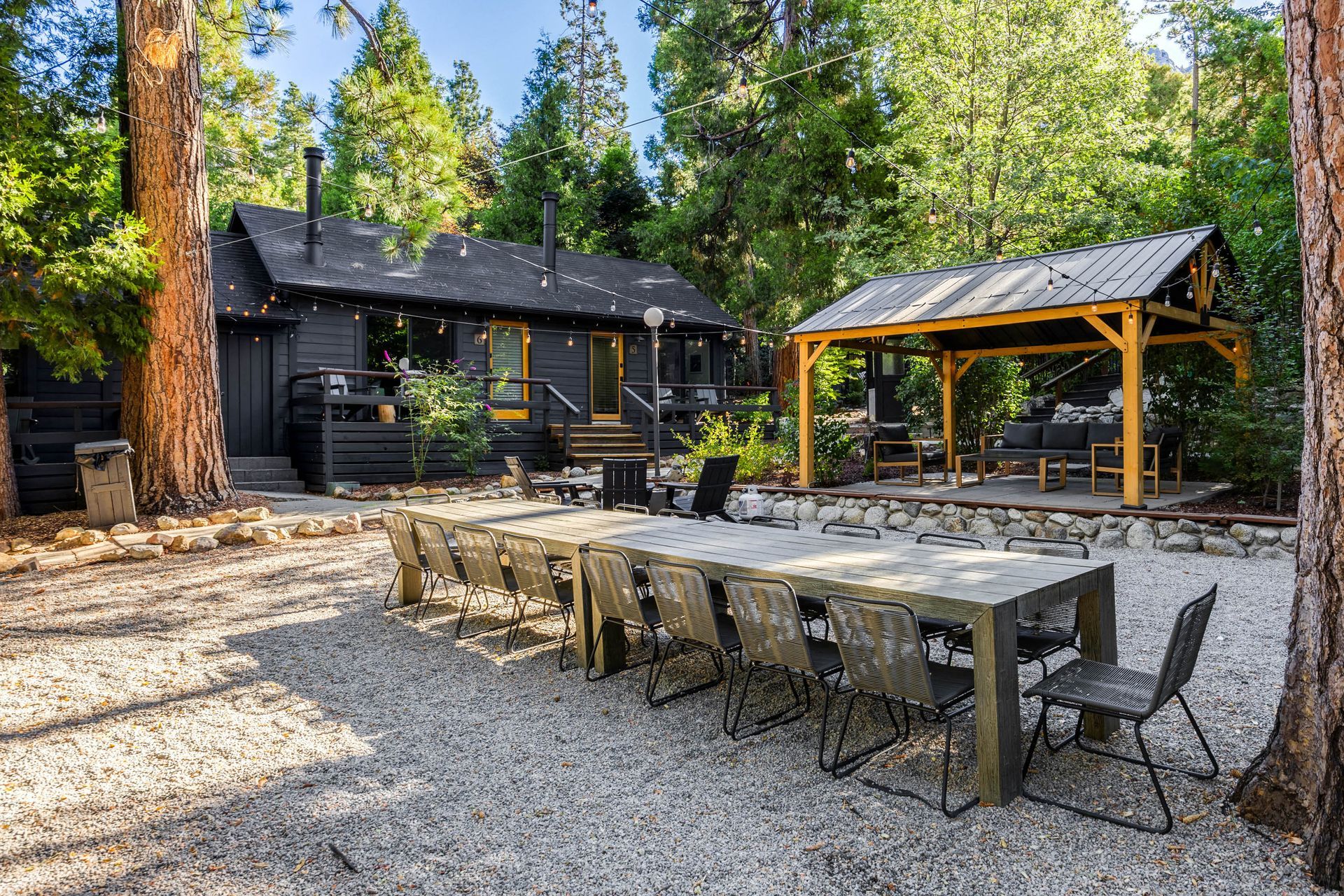 pinetree hotel courtyard idyllwild 
