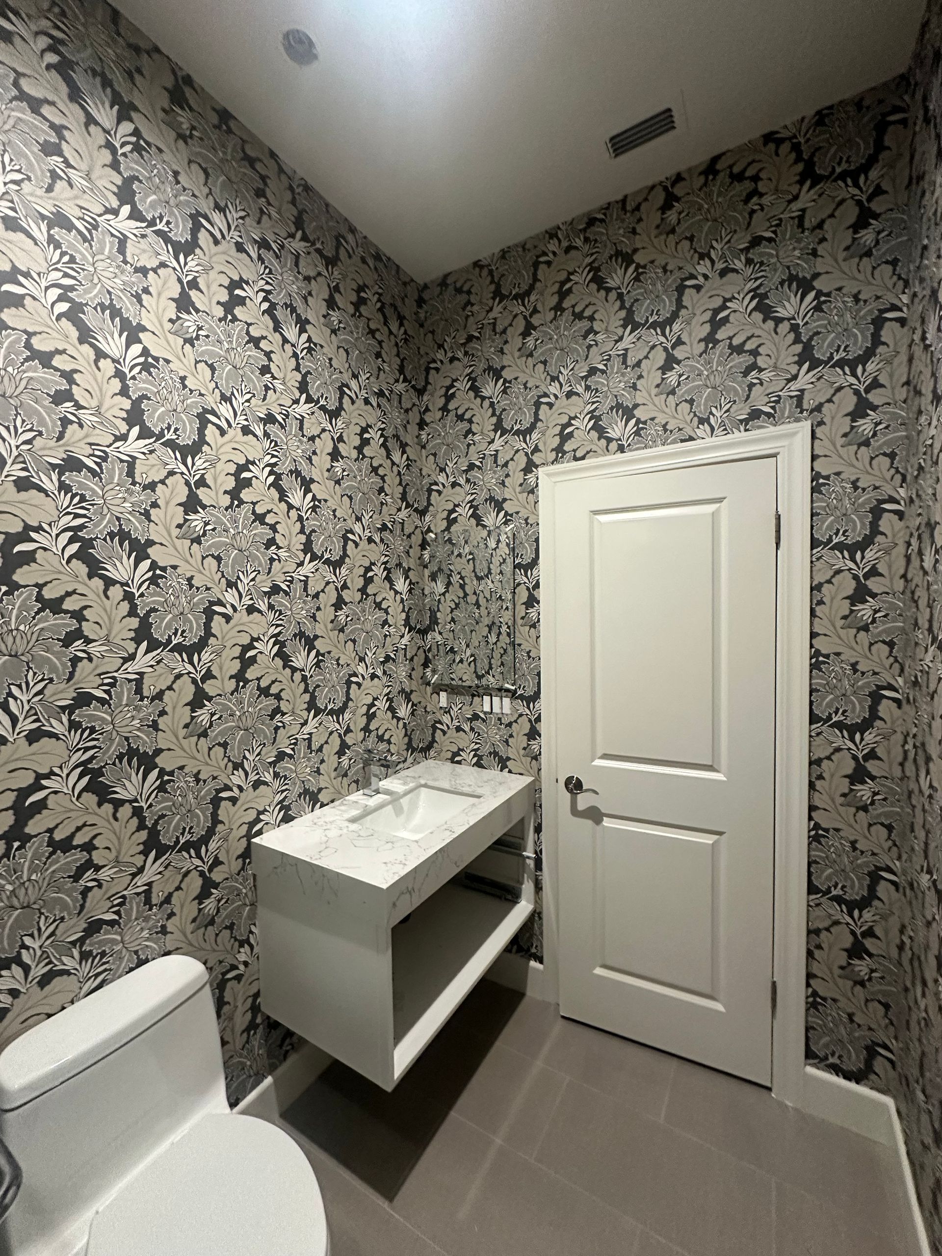 wallpaper-luxury-installation-Healdsburg-bathroom
