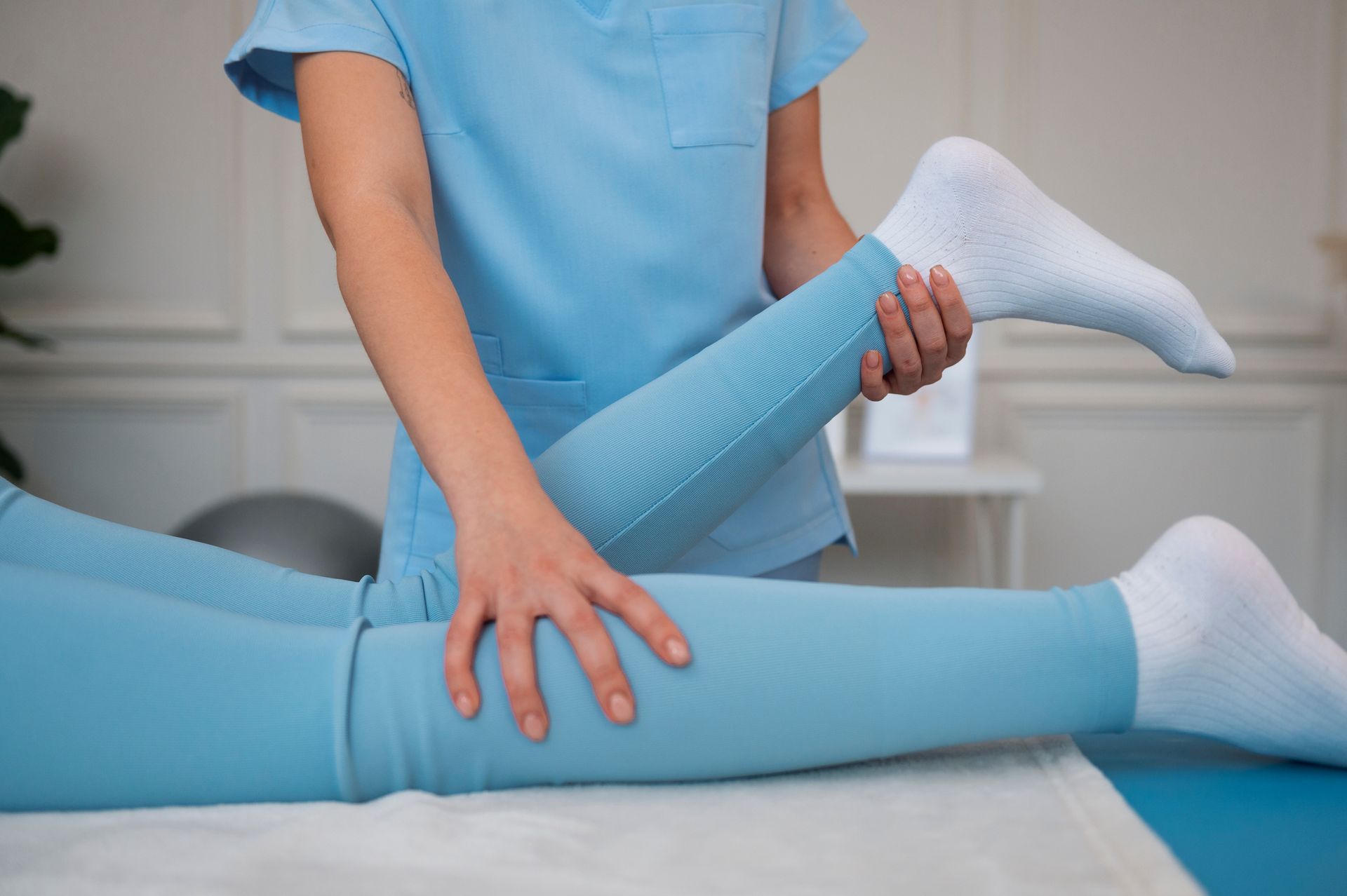 Uma mulher está recebendo uma massagem nas pernas de um médico.