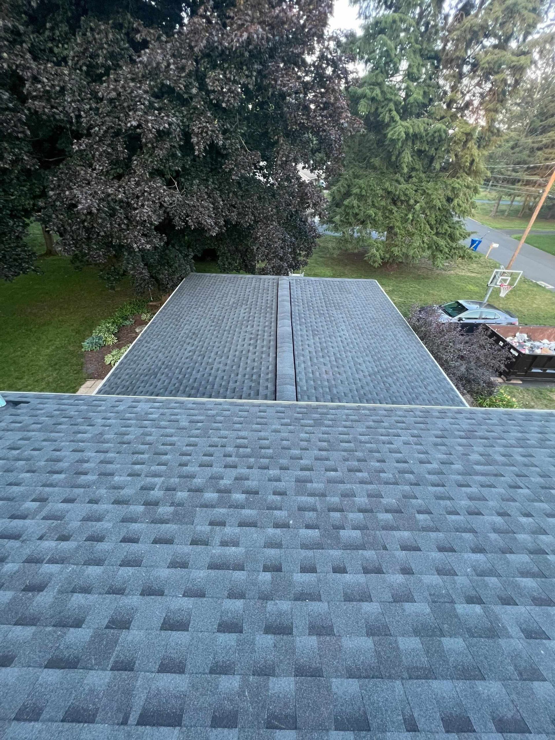 photo of GAF timberline HDZ Charcoal roof with ridge vent in farmington, ct