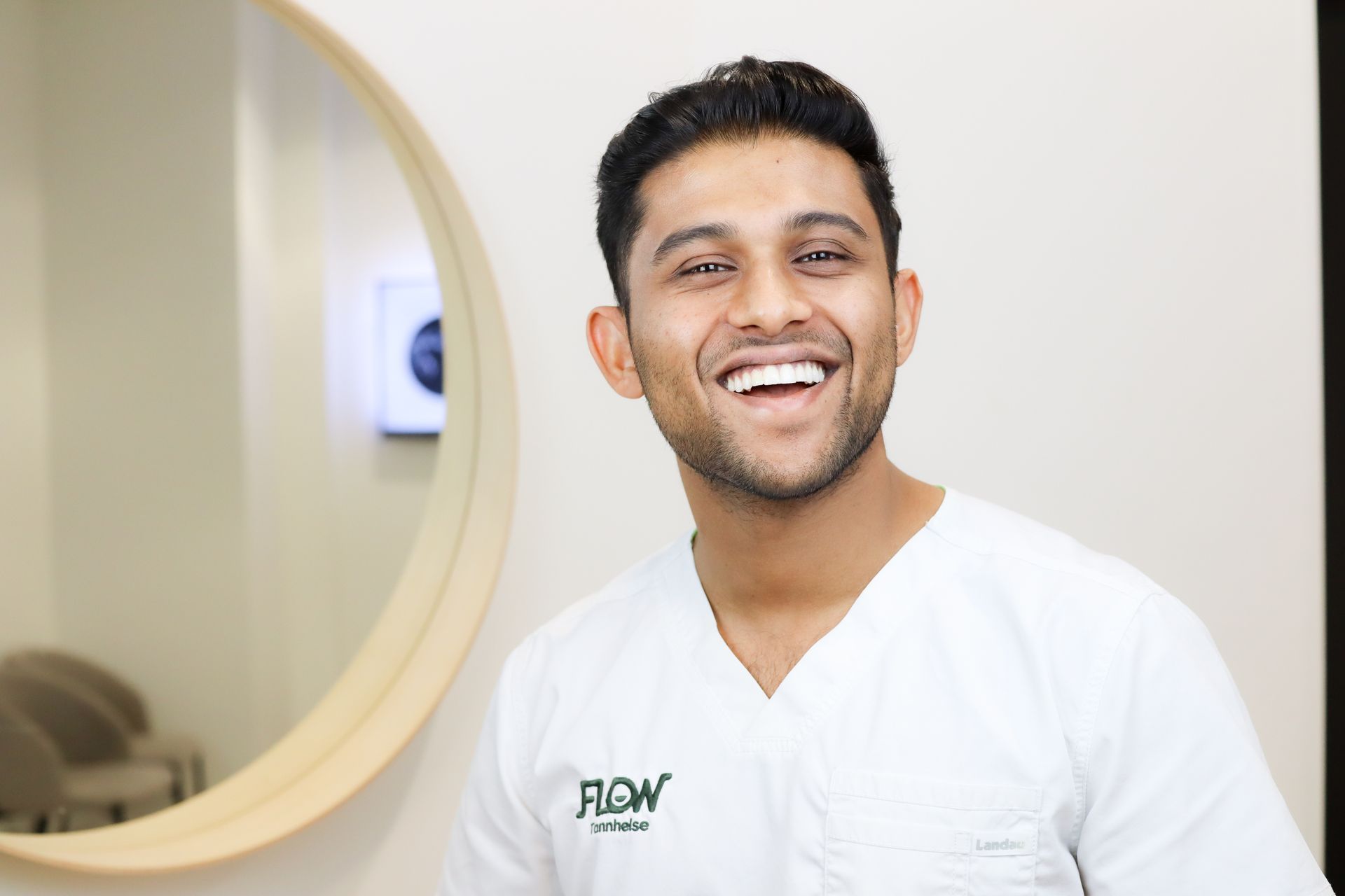 Tannlege som hjelper akutt pasienter på tannlegavkten i Sarpsborg