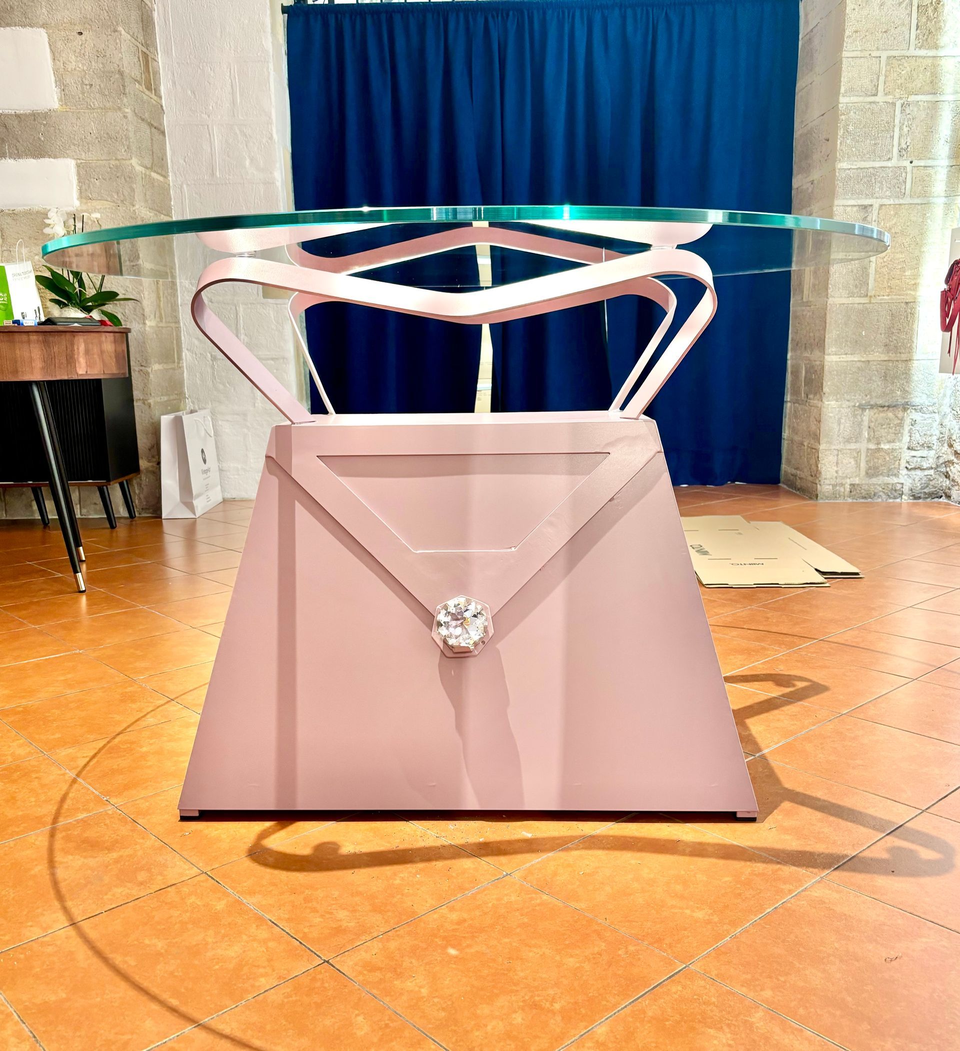 tavolino in ferro a forma di borsetta rosa