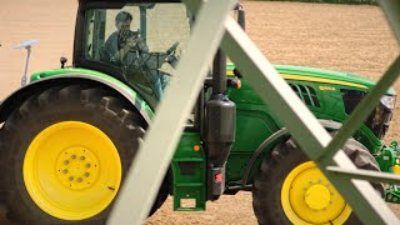 operaio con trattore