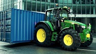 trattore in azione in un campo agricolo