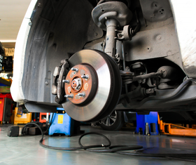 Cedar Park, TX vehicle getting brakes replaces
