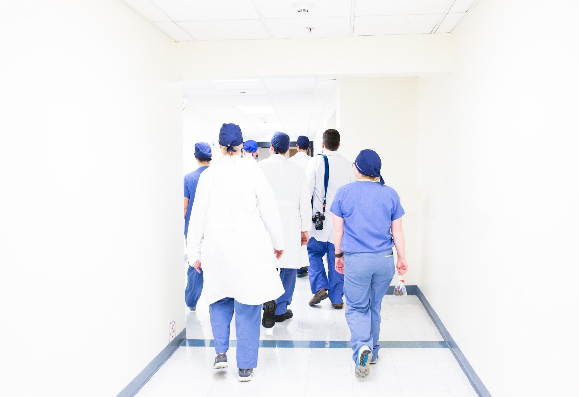 doctoren die naar een operatiekamer lopen