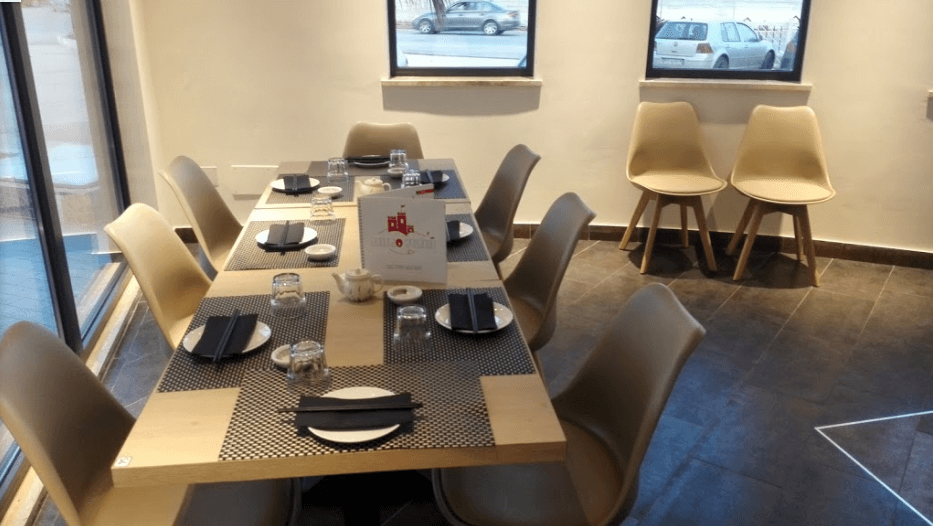 Tavolo al coperto di ristorante giapponese