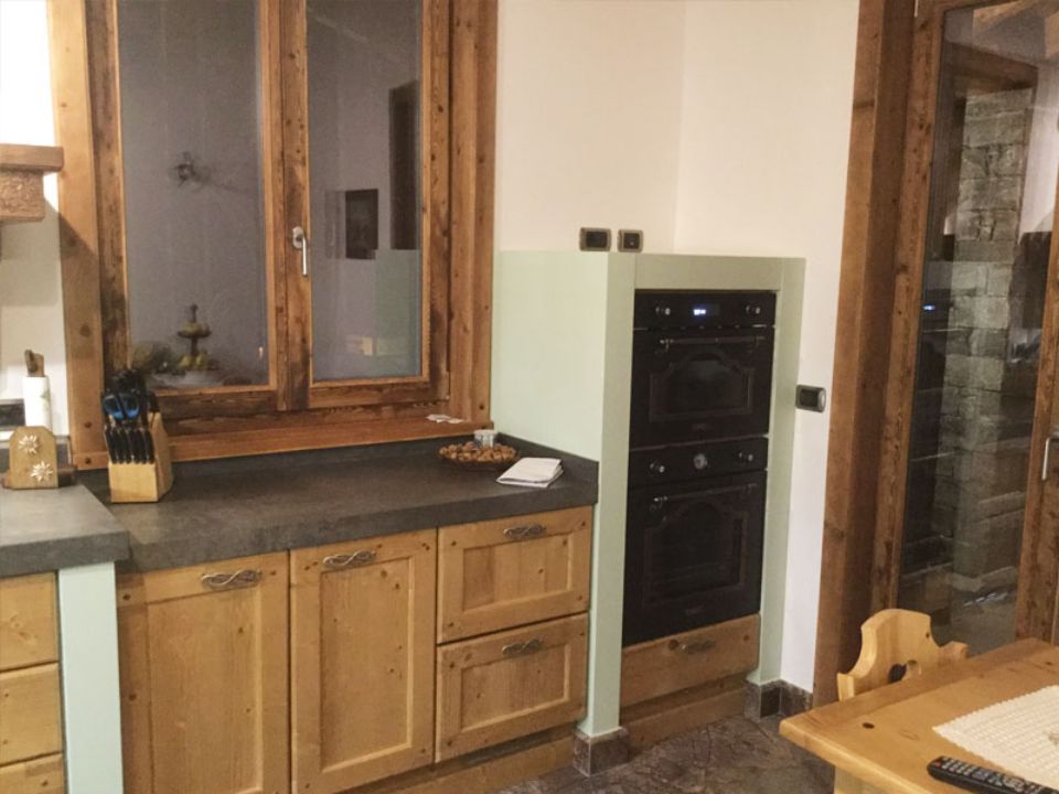 cucina in legno con top in marmo