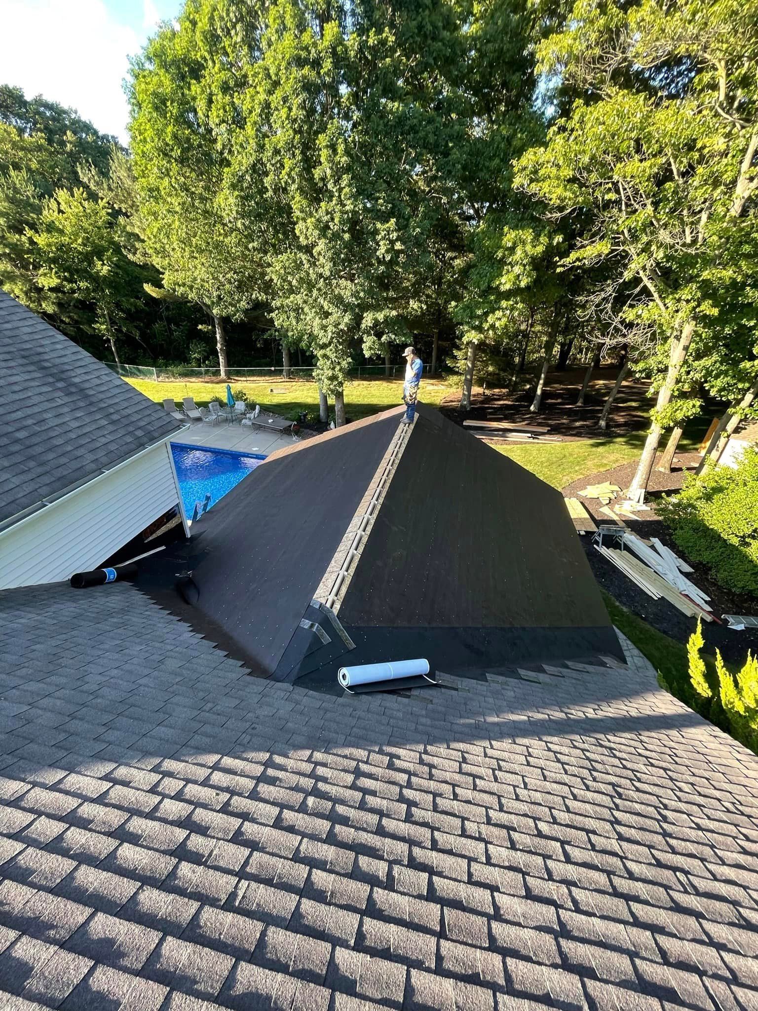 a pyramid shaped roof is being built on top of a house
