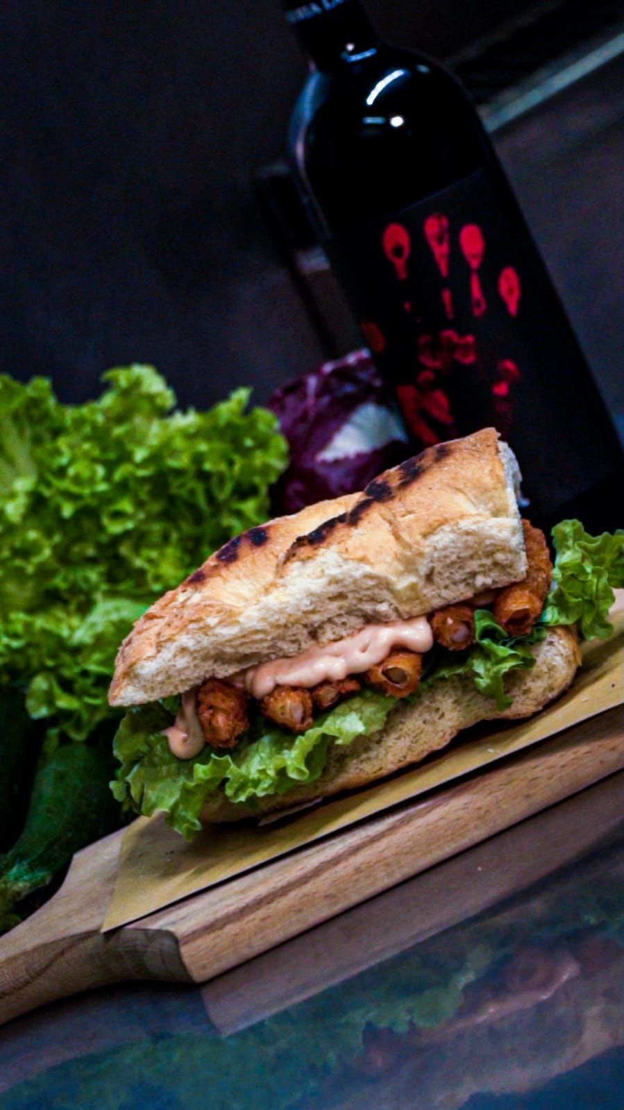 panino con carne e insalata