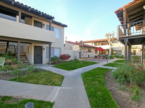 Exterior | Tustin Plaza Apartments