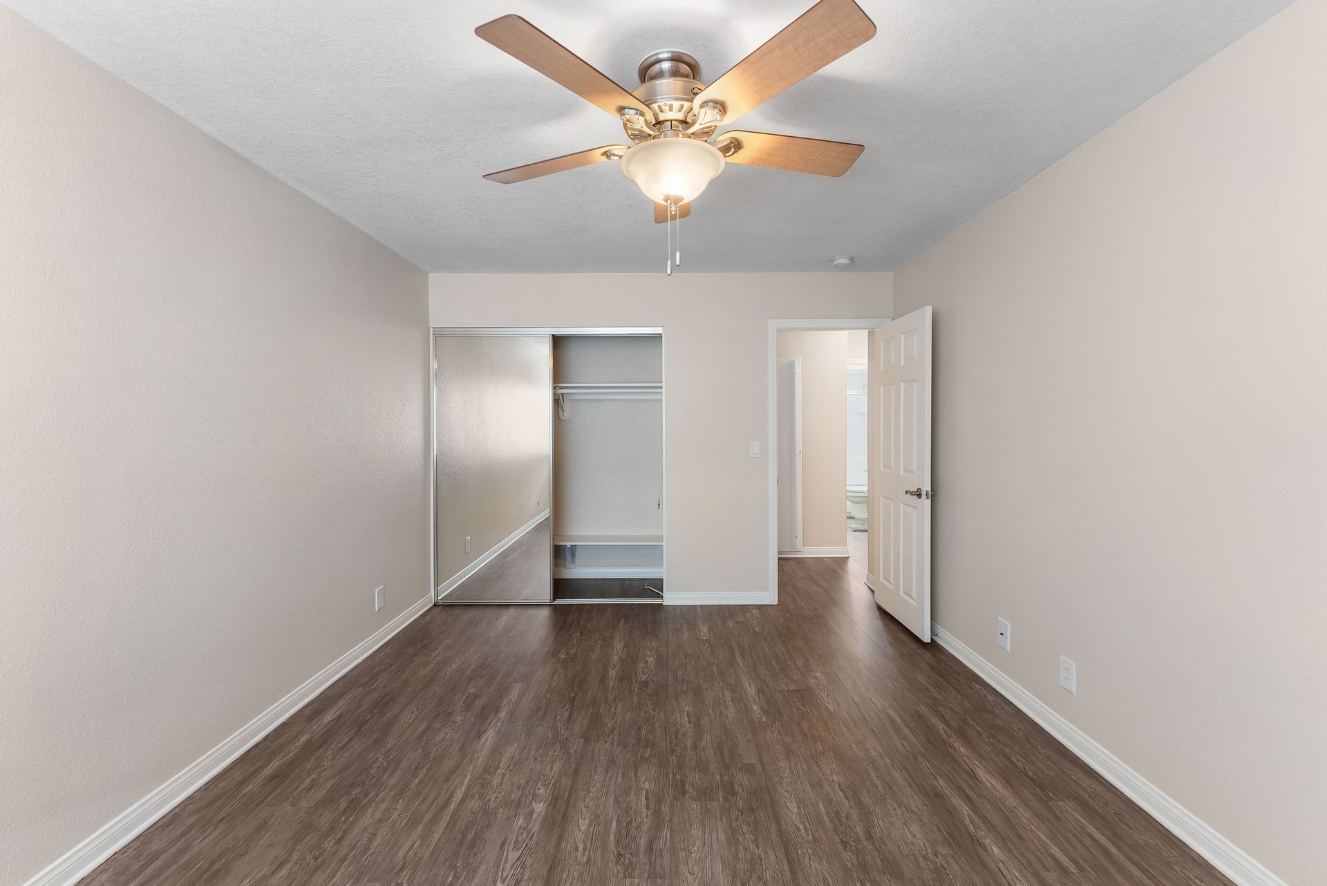 Cantabria bedroom with closet