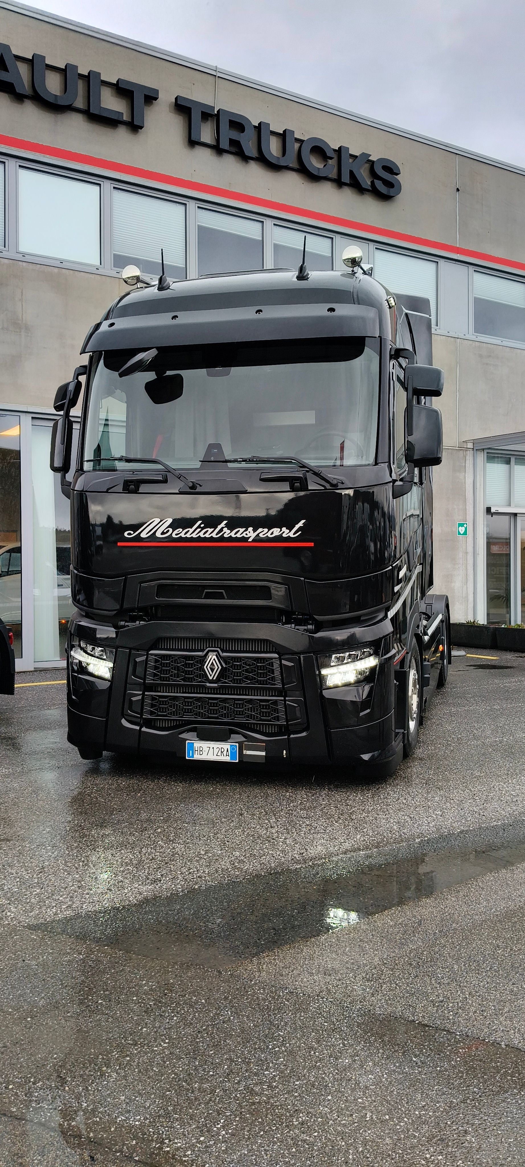 Cabina di un camion nero brillante su strada asfaltata