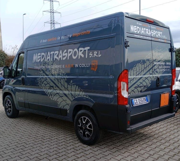 Furgone blu scuro con logo 