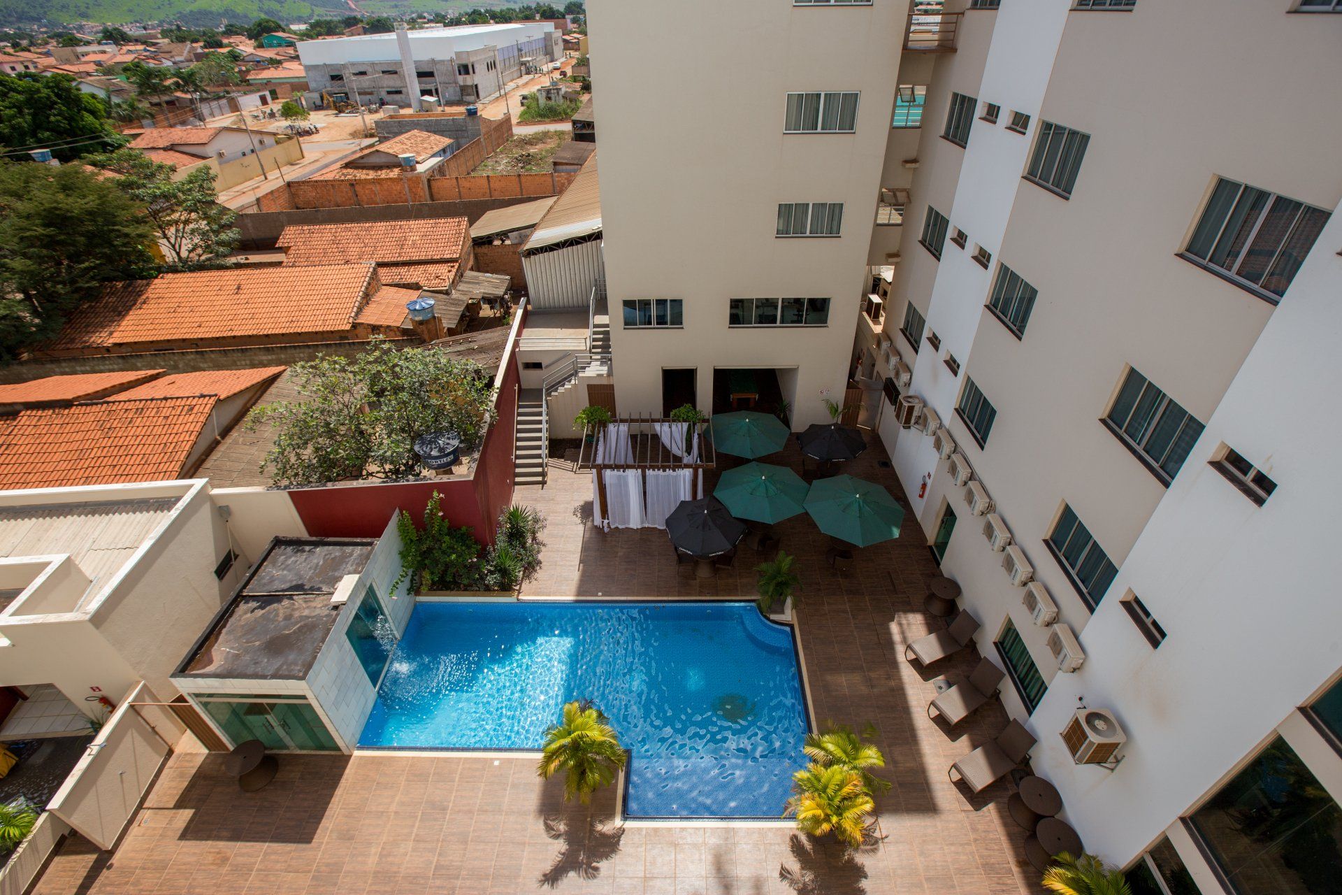 Uma vista aérea de uma piscina em frente a um edifício