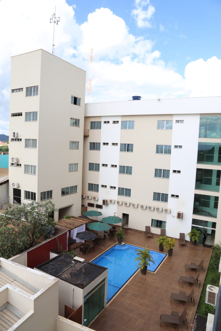 Um grande edifício com uma piscina na frente