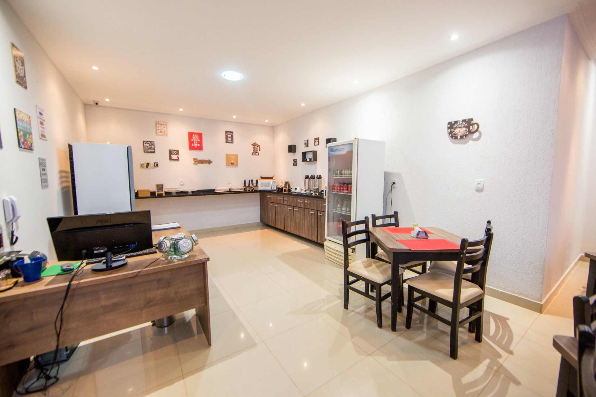 Há uma mesa e cadeiras no meio da sala.