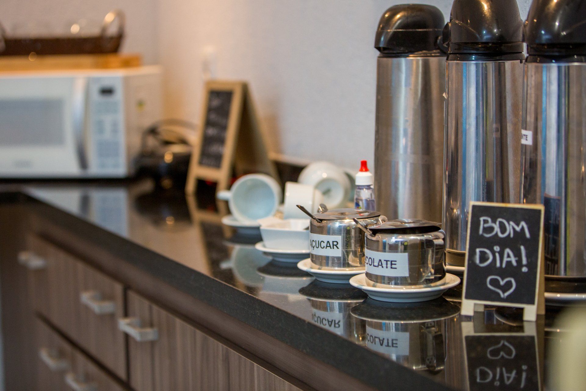 Um balcão de cozinha com uma placa que diz bom dia.
