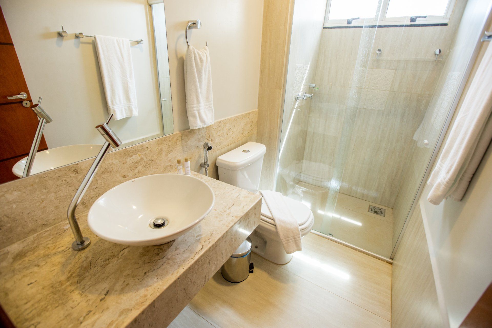 Um banheiro com pia, vaso sanitário e chuveiro.