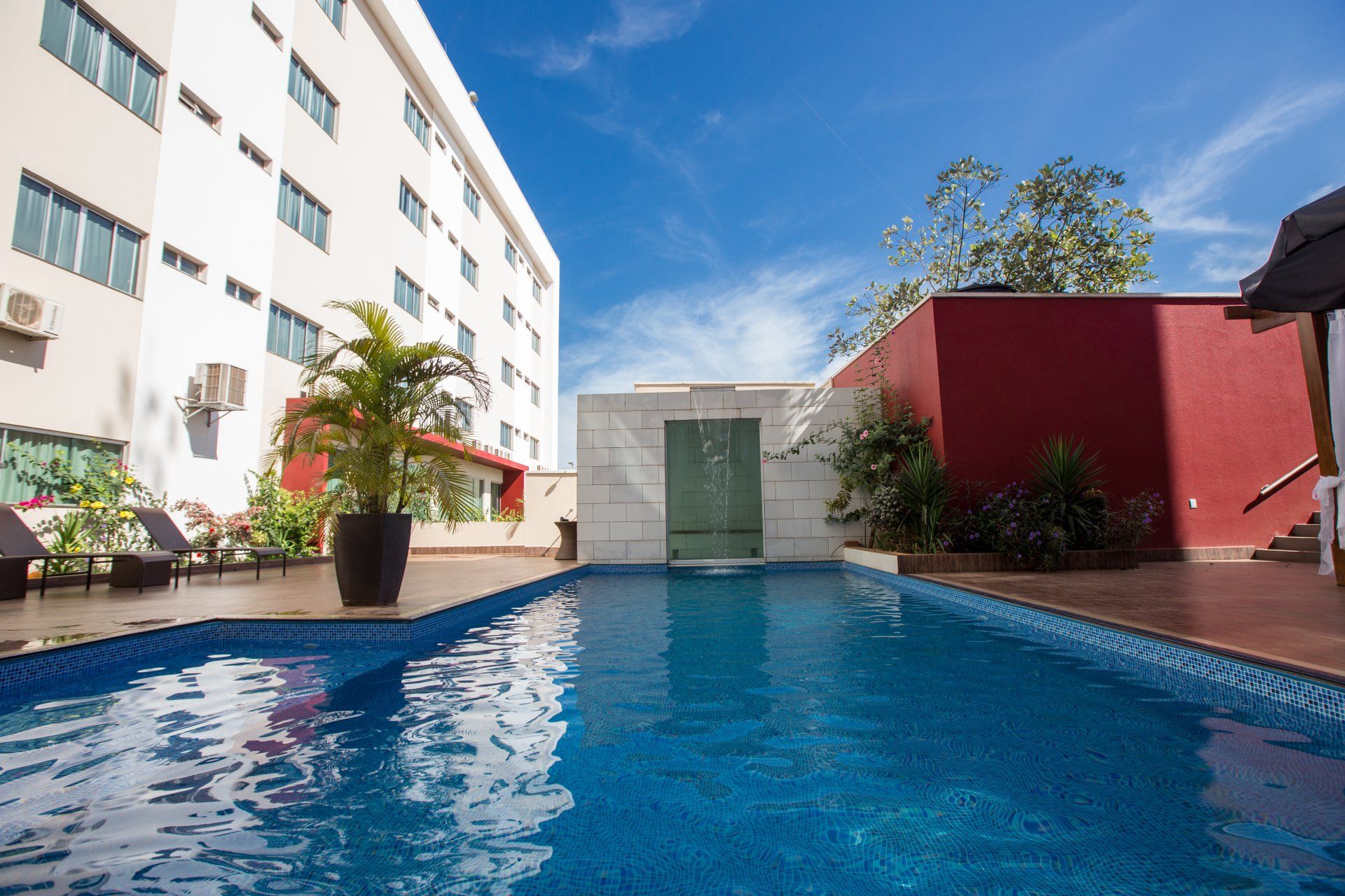 Uma grande piscina com um prédio ao fundo