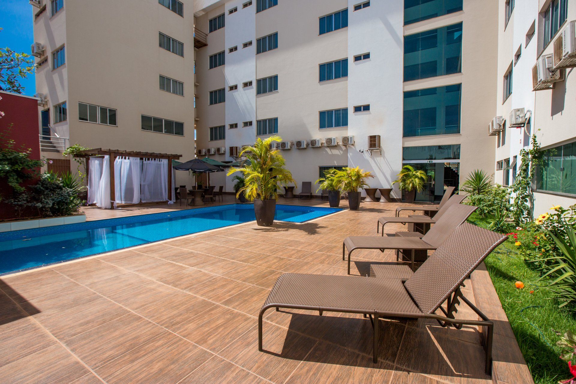 Um grande edifício com uma piscina na frente