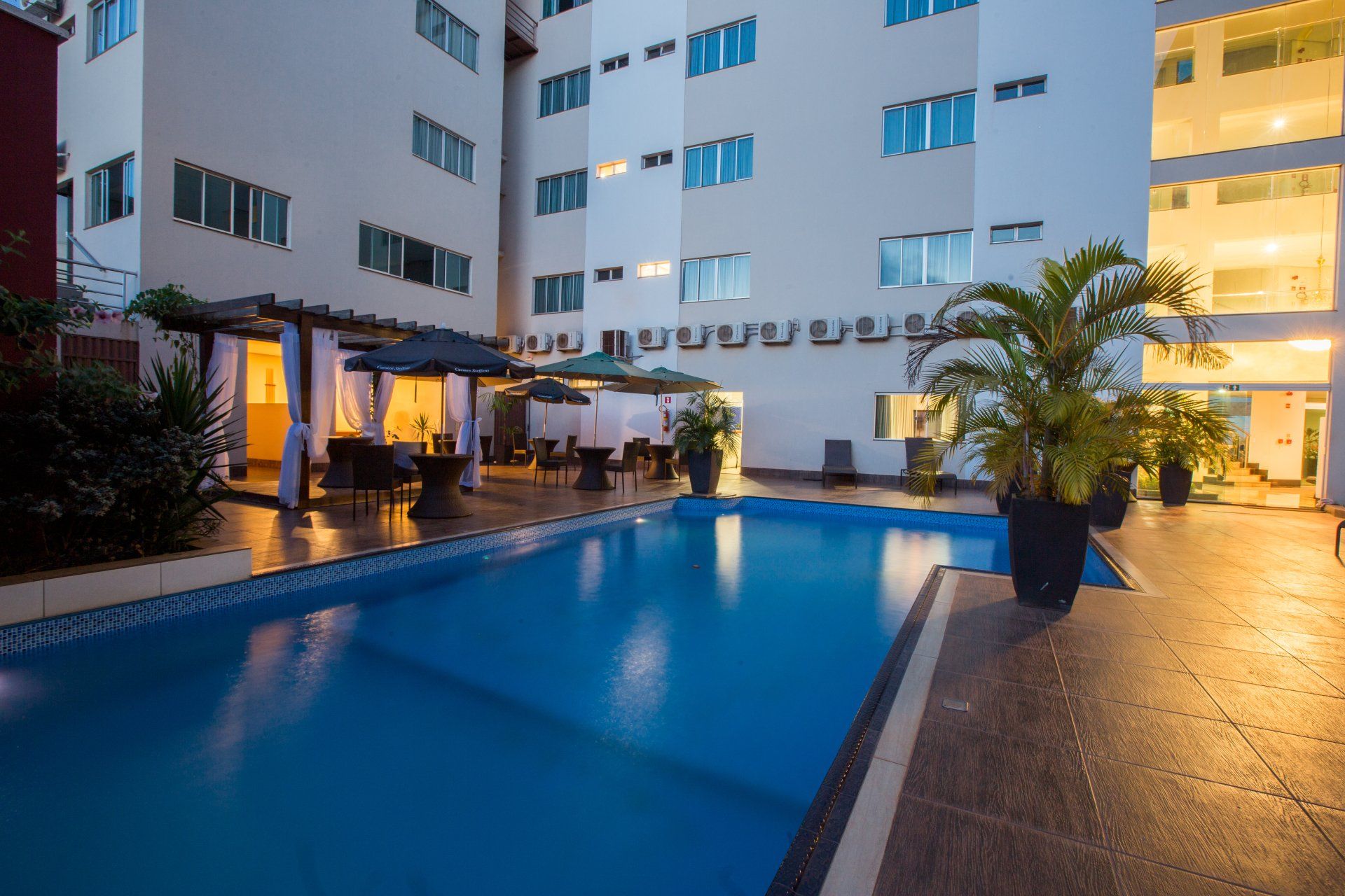 Uma grande piscina em frente a um prédio