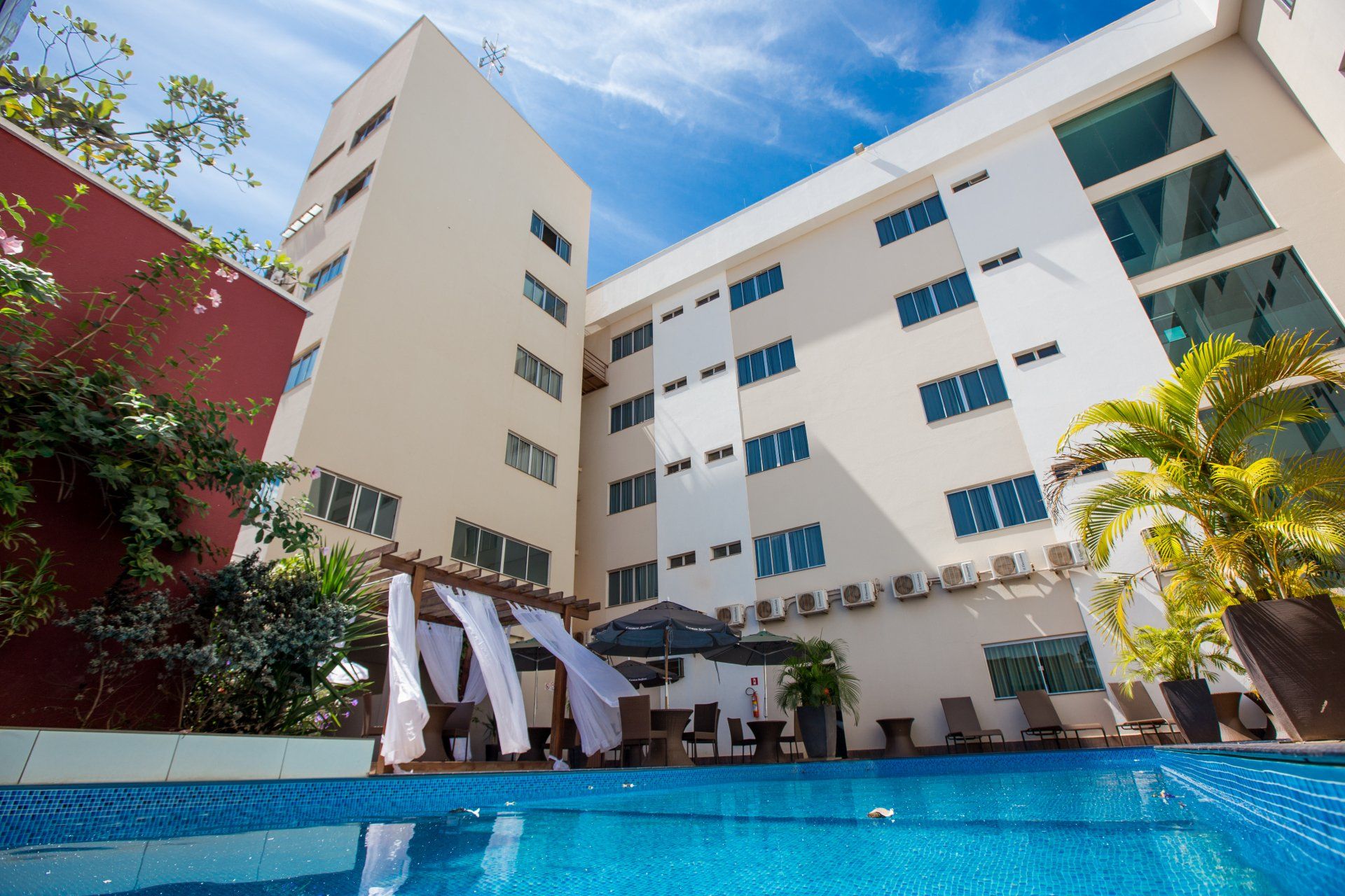 Um grande edifício com uma piscina na frente