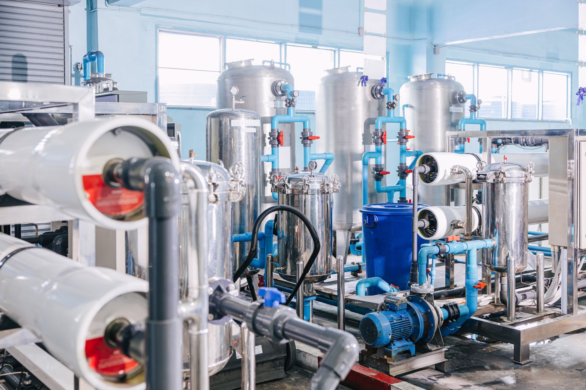 A factory filled with lots of pipes and machinery.