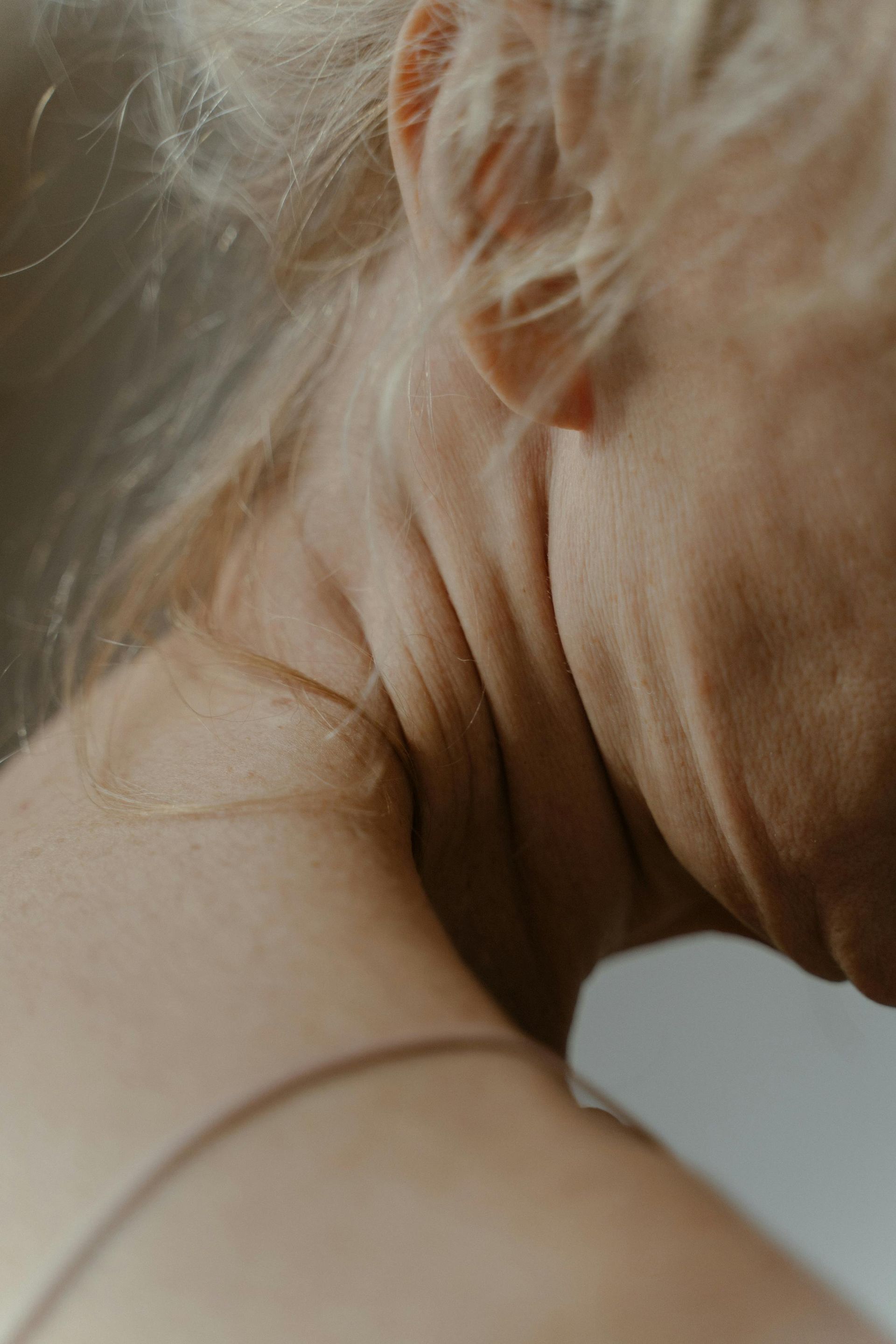 Un primer plano del cuello y el hombro de una mujer.