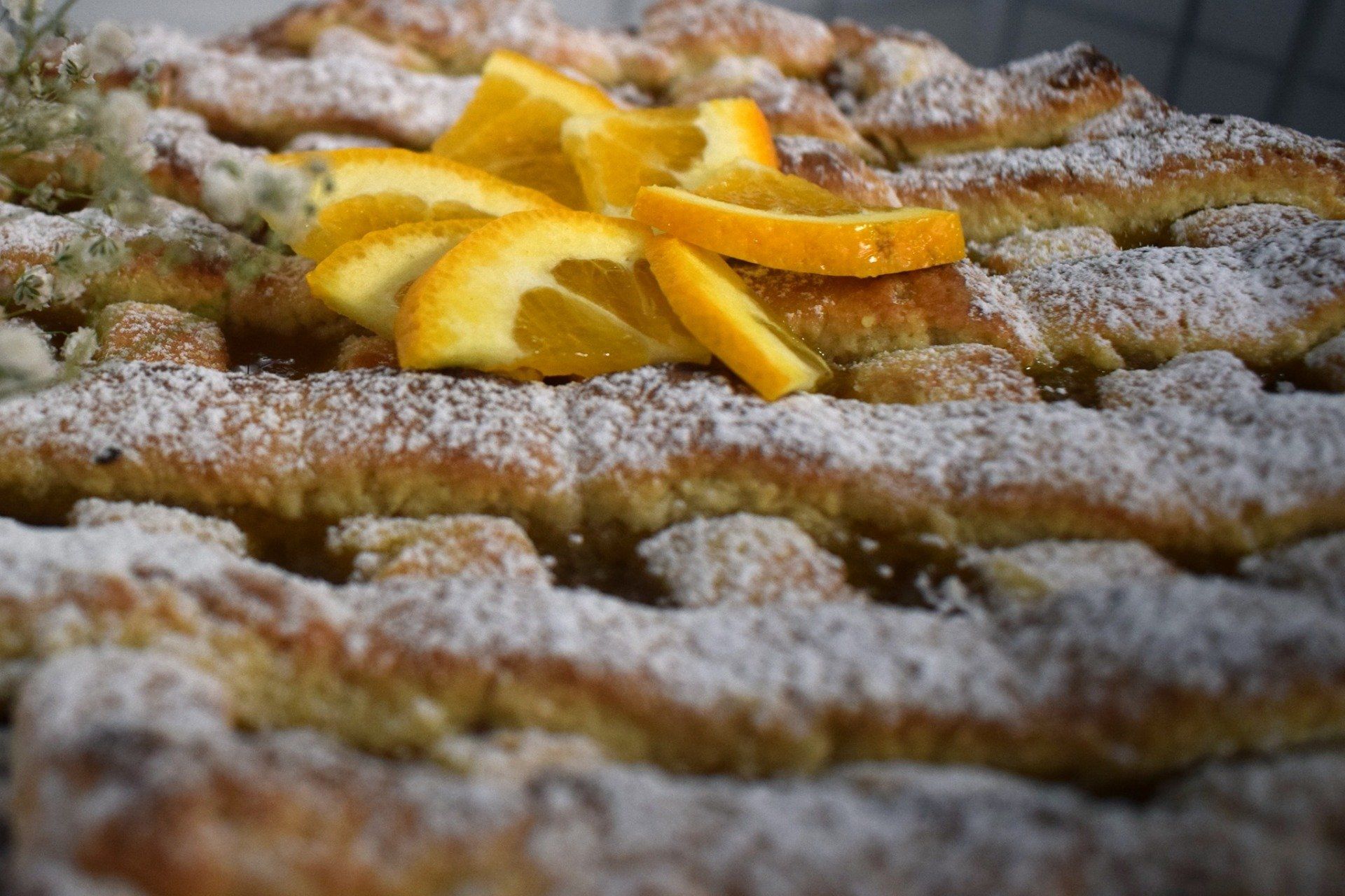 Waffle con zucchero a velo e fette d'arancia.