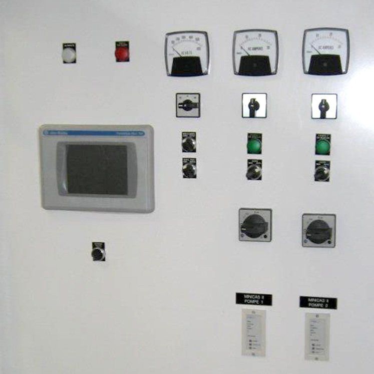 Panneau de commande avec jauges, interrupteurs et affichage numérique.