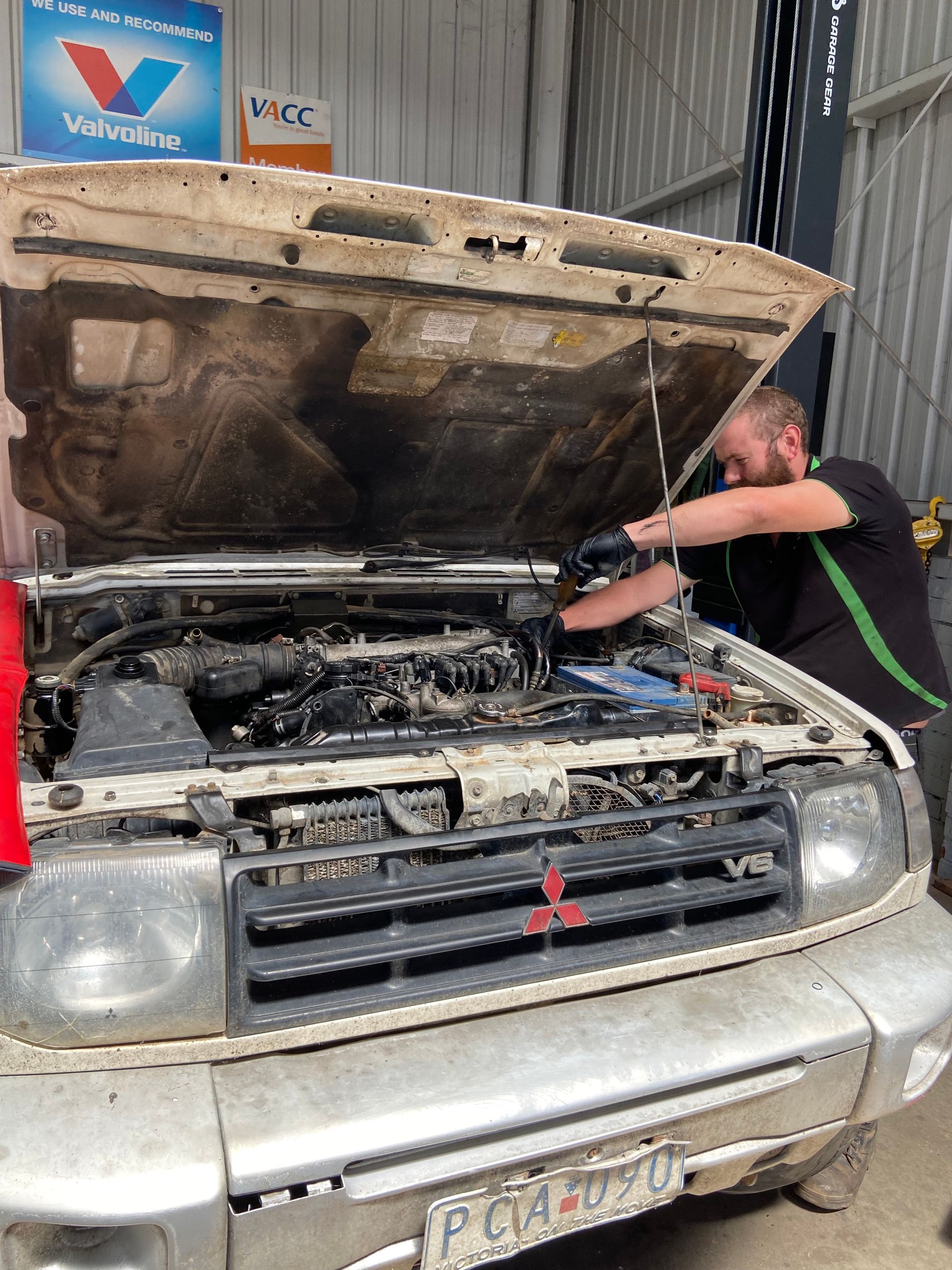 Car Mechanic Service In An Auto Garage - Mechanic in Bendigo, VIC