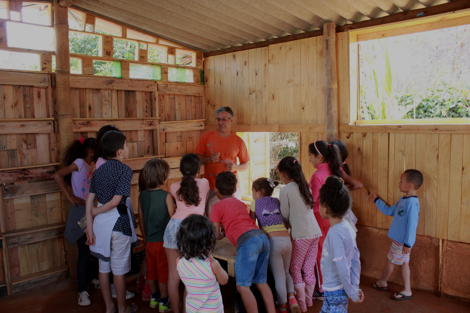 oficina-de-bambu-com-crianças