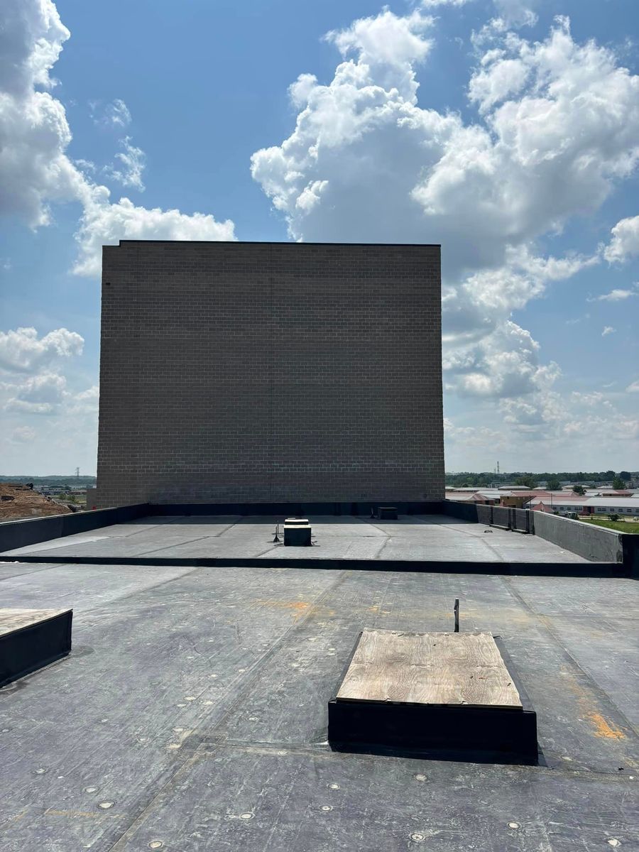 A large building is sitting on top of a roof.
