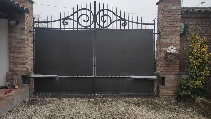 Quadri elettrici industriali con cavi e componenti esposti.