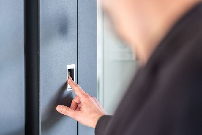 Hardware del server di rete con cavi collegati.