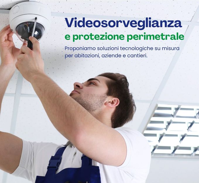 Persiane marroni con un dispositivo di sicurezza bianco Wireless con Protocollo WLink nella parte superiore, una luce rossa accesa.