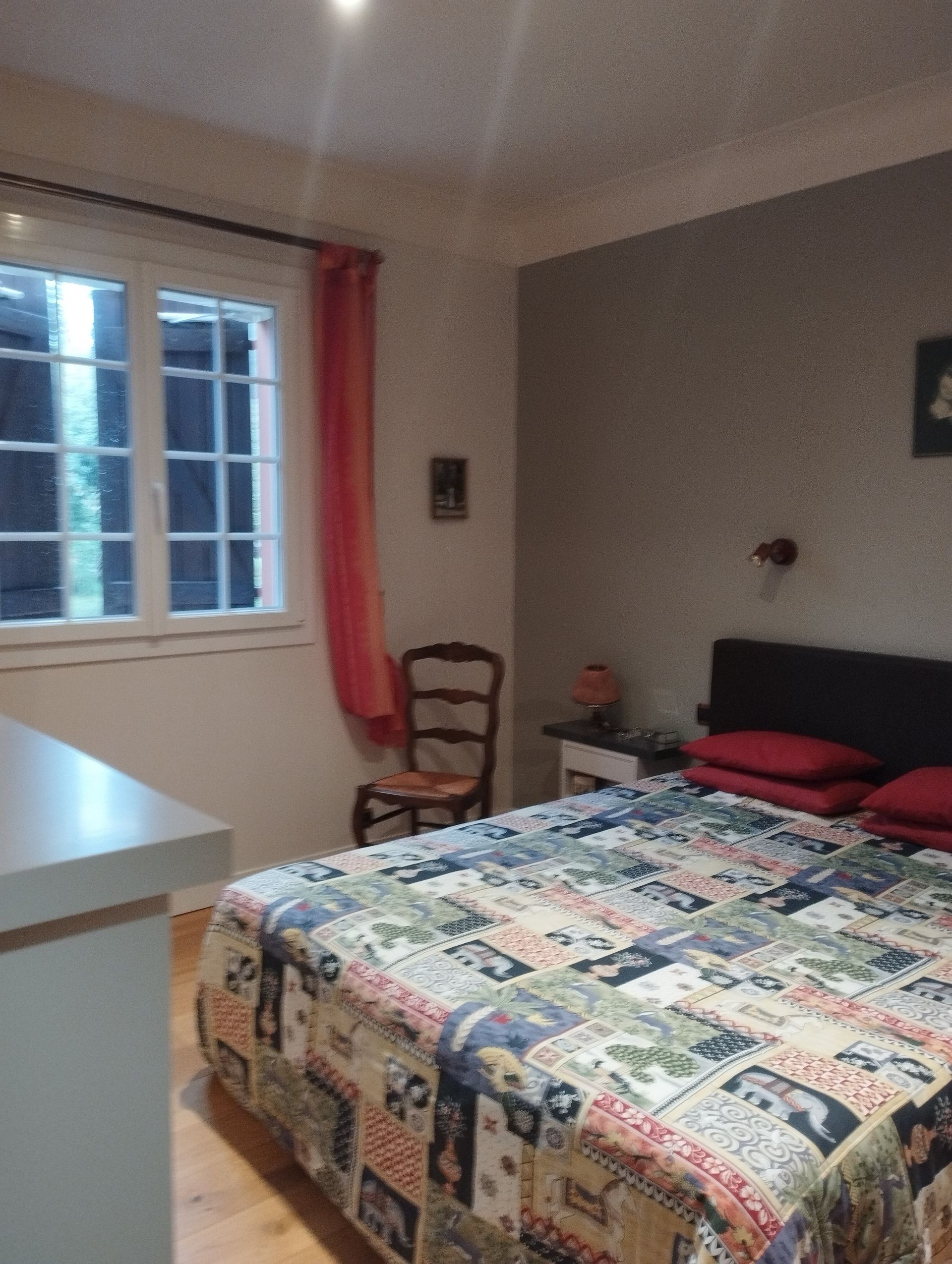 La chambre avant est peu eclairée, sombre même orientée sud