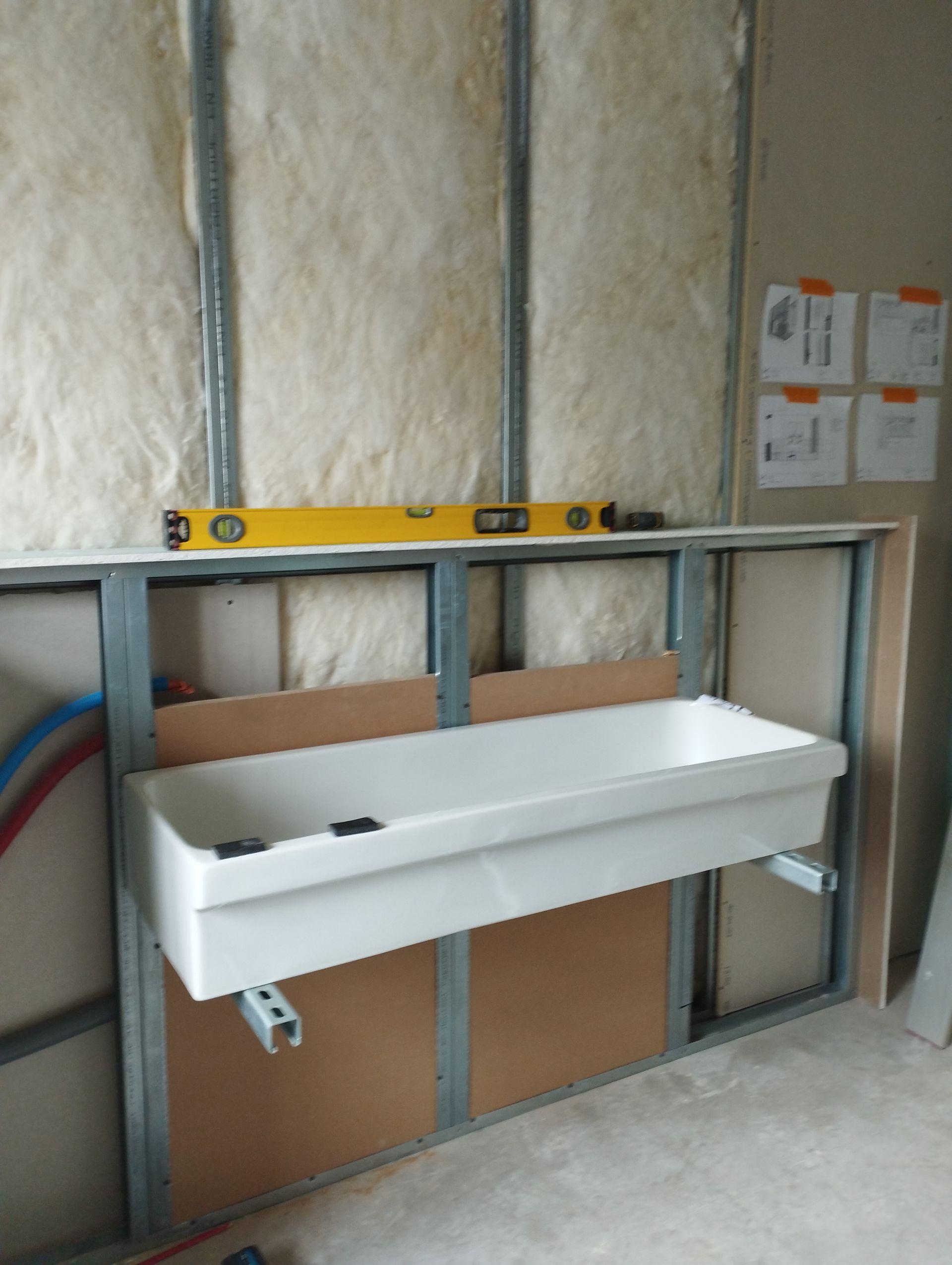 Préparation murale pour vasque suspendu renforcée et support