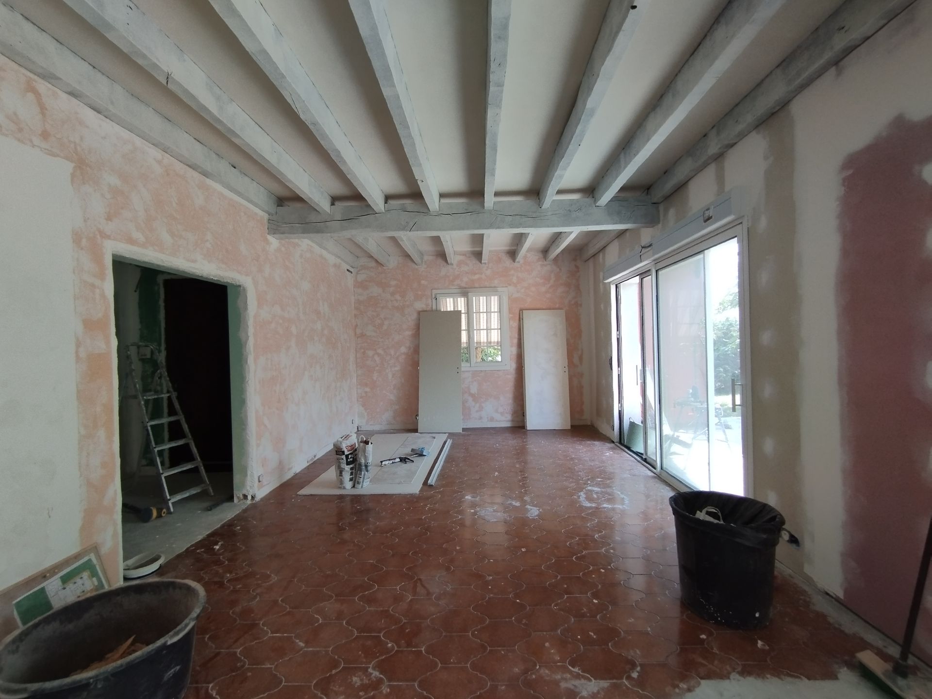 salon avant renovation sol en carrelage tomette marron