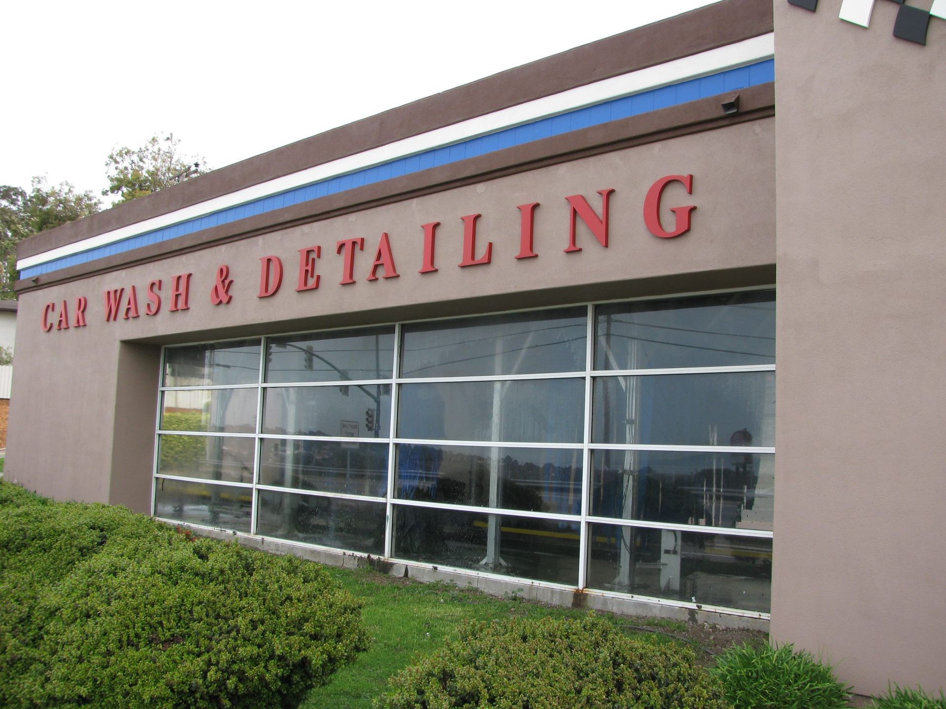 A Car Wash And Detailing Building With A Lot Of Windows - San Pablo, CA - Grand Prix Car Wash San Pablo