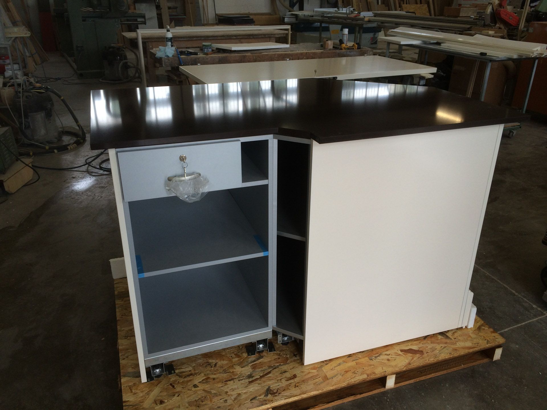 Un mobile bianco è appoggiato su un pallet di legno